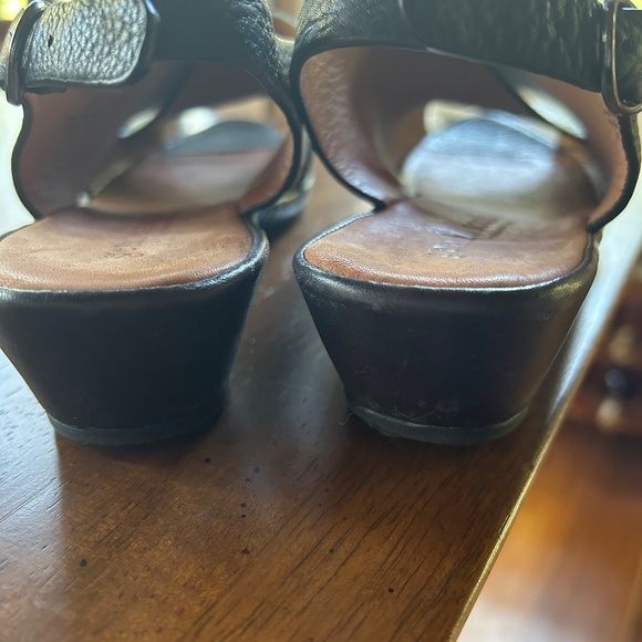 Gentle Souls Black Leather Demi-Wedge Criss Cross Sandals (8M/39 Euro) - Picture 5 of 7